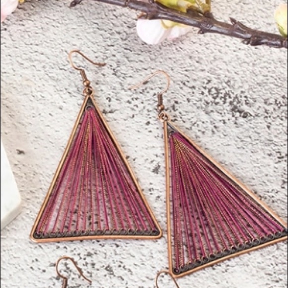 🔴 5/$20 mauve gold thread triangle earrings - Picture 3 of 3